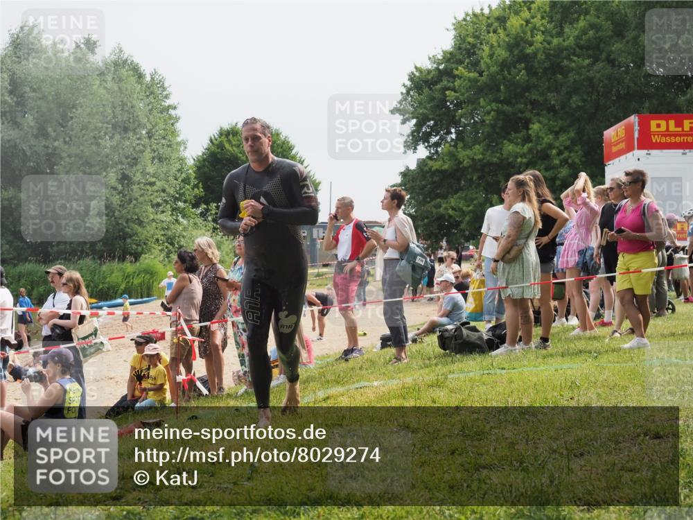 15.06.2025 - 27. Vierlanden-Triathlon KatJ http://msf.ph/oto/8029274 15.06.2025 11:04:45 Schwimmen 841, 859 meine-sportfotos.de