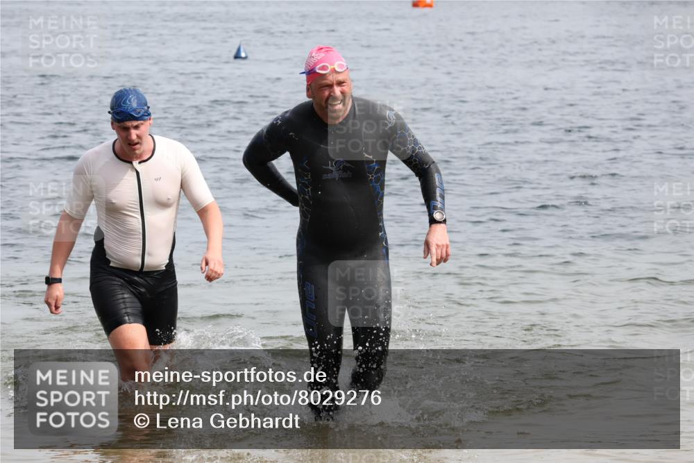 15.06.2025 - 27. Vierlanden-Triathlon Lena Gebhardt http://msf.ph/oto/8029276 15.06.2025 11:05:03 Schwimmen 673, 739, 801, 803 meine-sportfotos.de