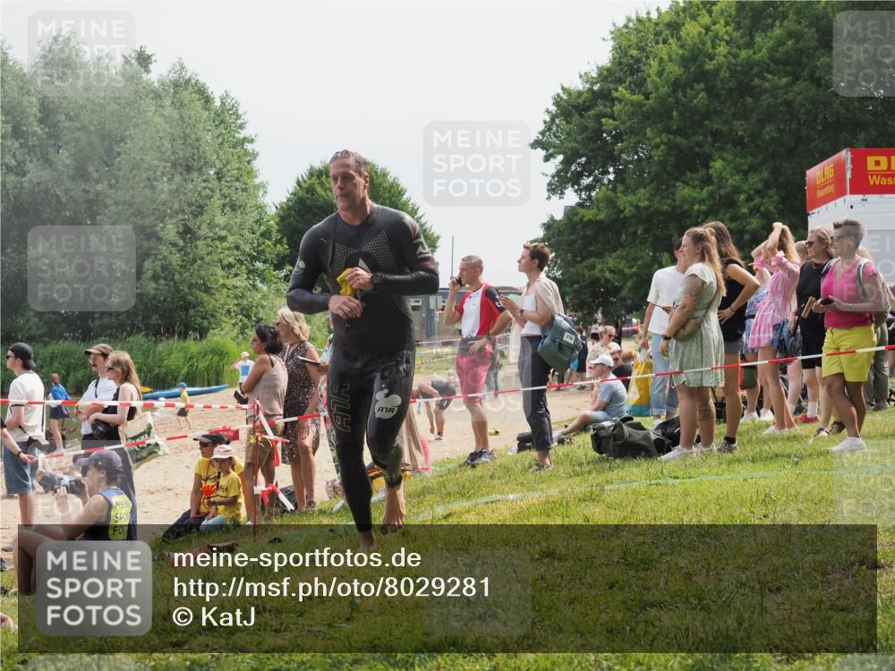 15.06.2025 - 27. Vierlanden-Triathlon KatJ http://msf.ph/oto/8029281 15.06.2025 11:04:46 Schwimmen 841, 859 meine-sportfotos.de