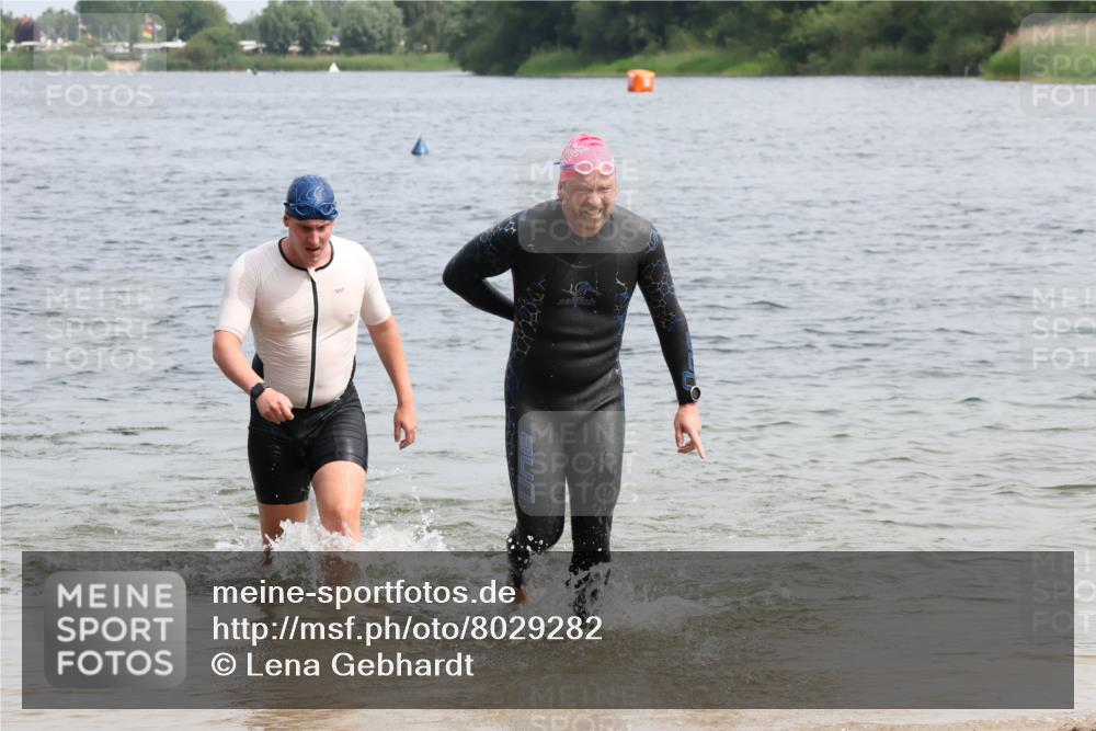 15.06.2025 - 27. Vierlanden-Triathlon Lena Gebhardt http://msf.ph/oto/8029282 15.06.2025 11:05:03 Schwimmen 673, 739, 801, 803 meine-sportfotos.de