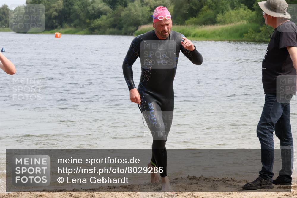 15.06.2025 - 27. Vierlanden-Triathlon Lena Gebhardt http://msf.ph/oto/8029286 15.06.2025 11:05:05 Schwimmen 673, 739, 778, 801, 803 meine-sportfotos.de