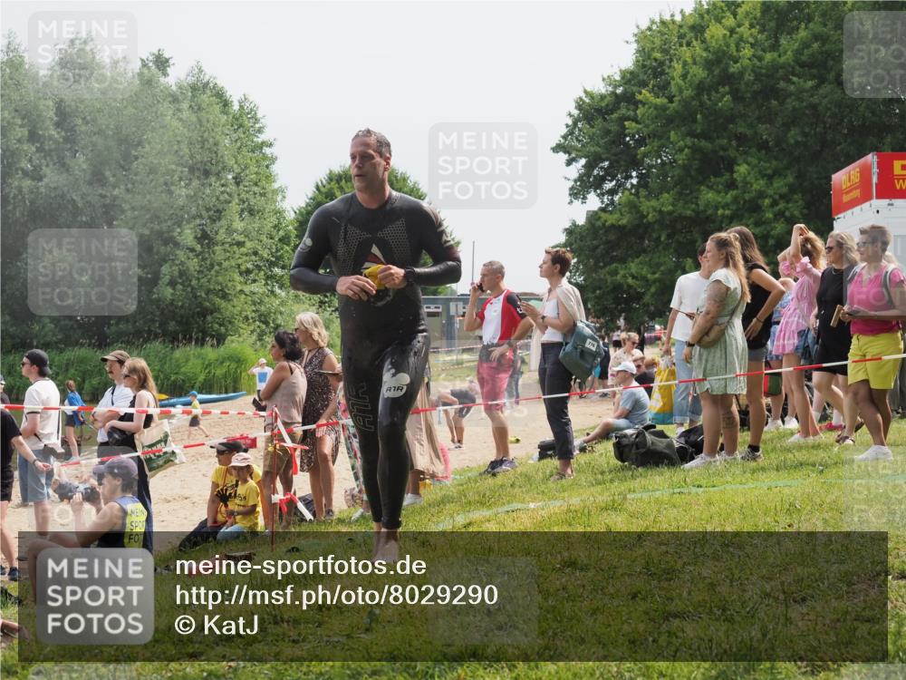 15.06.2025 - 27. Vierlanden-Triathlon KatJ http://msf.ph/oto/8029290 15.06.2025 11:04:46 Schwimmen 841, 859 meine-sportfotos.de