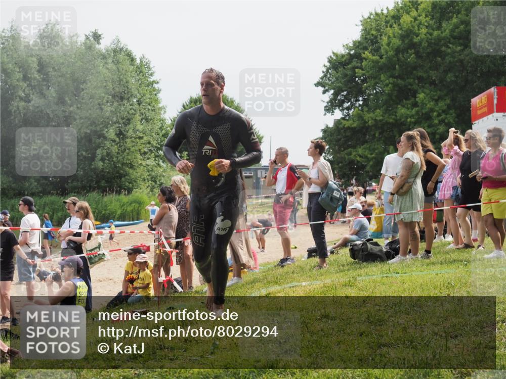 15.06.2025 - 27. Vierlanden-Triathlon KatJ http://msf.ph/oto/8029294 15.06.2025 11:04:46 Schwimmen 841, 859 meine-sportfotos.de