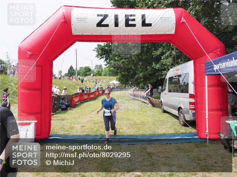 21.06.2025 - 27. Vierlanden-Triathlon MichiJ http://msf.ph/oto/8029295 15.06.2026 12:20:27 Ziel 10, 543 meine-sportfotos.de
