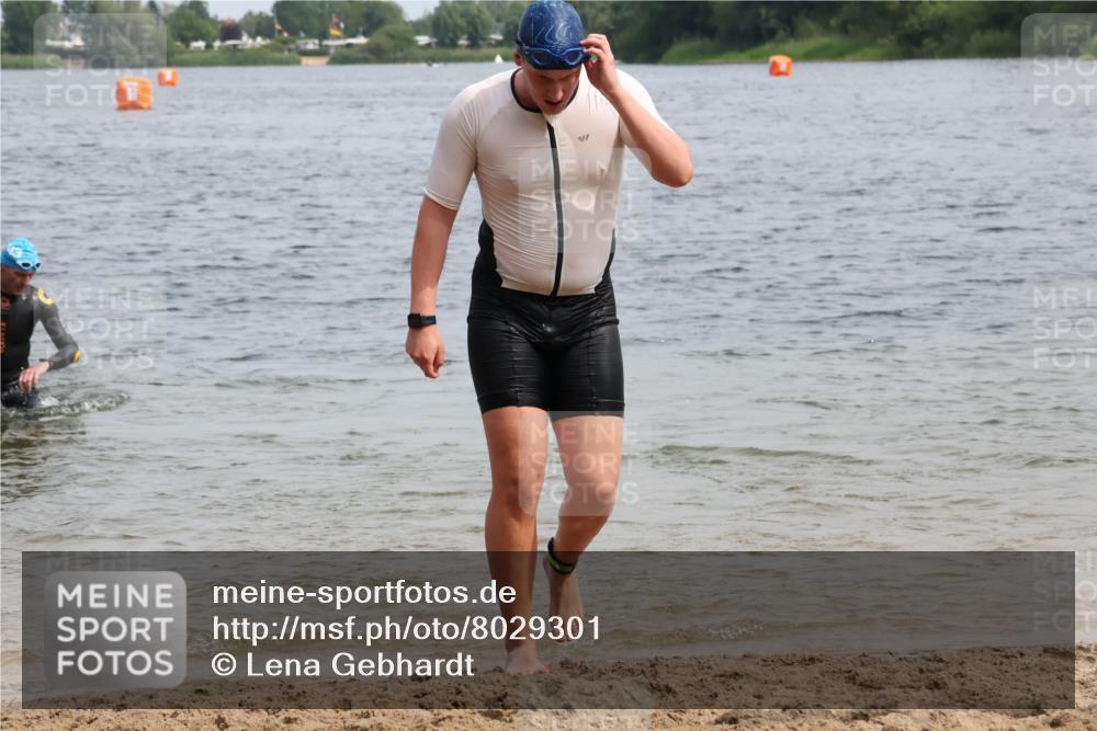 15.06.2025 - 27. Vierlanden-Triathlon Lena Gebhardt http://msf.ph/oto/8029301 15.06.2025 11:05:06 Schwimmen 673, 739, 778, 801, 803 meine-sportfotos.de