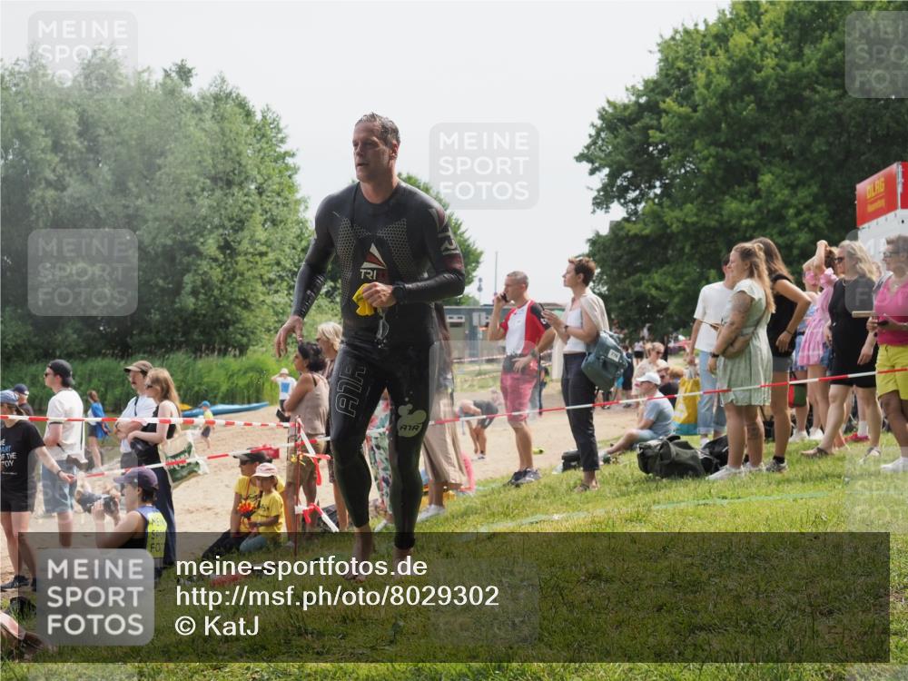 15.06.2025 - 27. Vierlanden-Triathlon KatJ http://msf.ph/oto/8029302 15.06.2025 11:04:46 Schwimmen 841, 859 meine-sportfotos.de