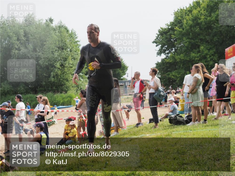 15.06.2025 - 27. Vierlanden-Triathlon KatJ http://msf.ph/oto/8029305 15.06.2025 11:04:46 Schwimmen 841, 859 meine-sportfotos.de