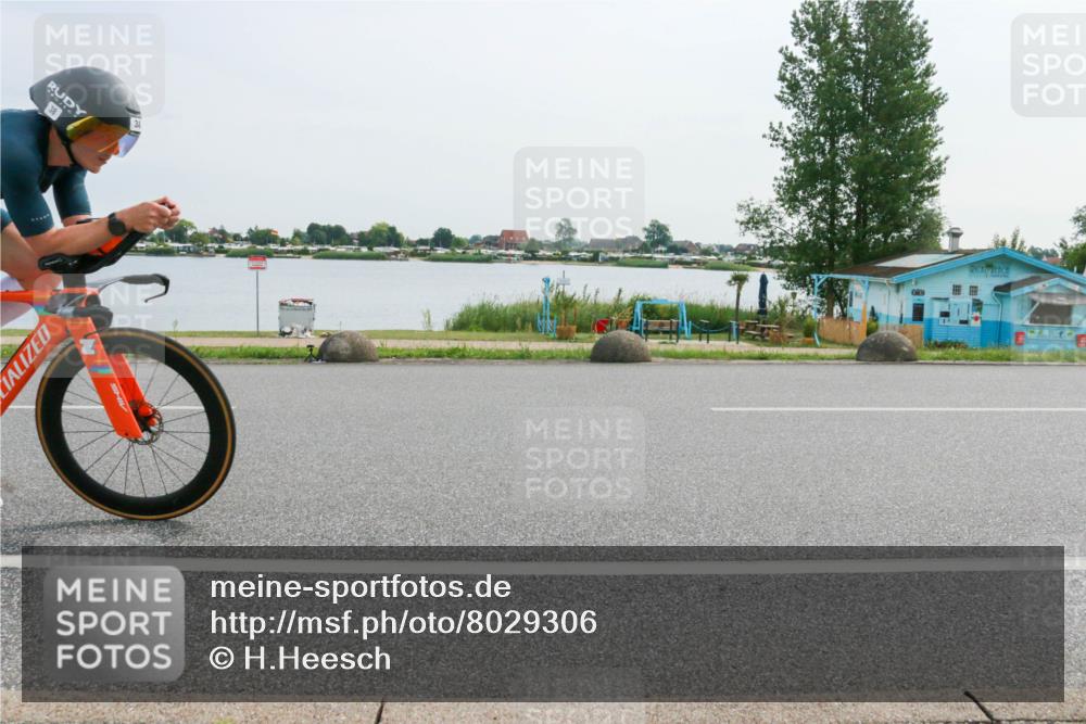 15.06.2025 - 27. Vierlanden-Triathlon H.Heesch http://msf.ph/oto/8029306 15.06.2025 10:30:20 Radfahren 38, 185, 239, 602 meine-sportfotos.de