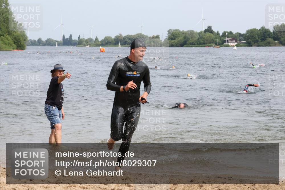15.06.2025 - 27. Vierlanden-Triathlon Lena Gebhardt http://msf.ph/oto/8029307 15.06.2025 11:05:07 Schwimmen 673, 739, 778, 801, 803 meine-sportfotos.de