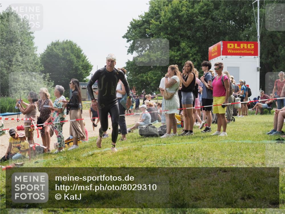 15.06.2025 - 27. Vierlanden-Triathlon KatJ http://msf.ph/oto/8029310 15.06.2025 11:05:02 Schwimmen 803 meine-sportfotos.de