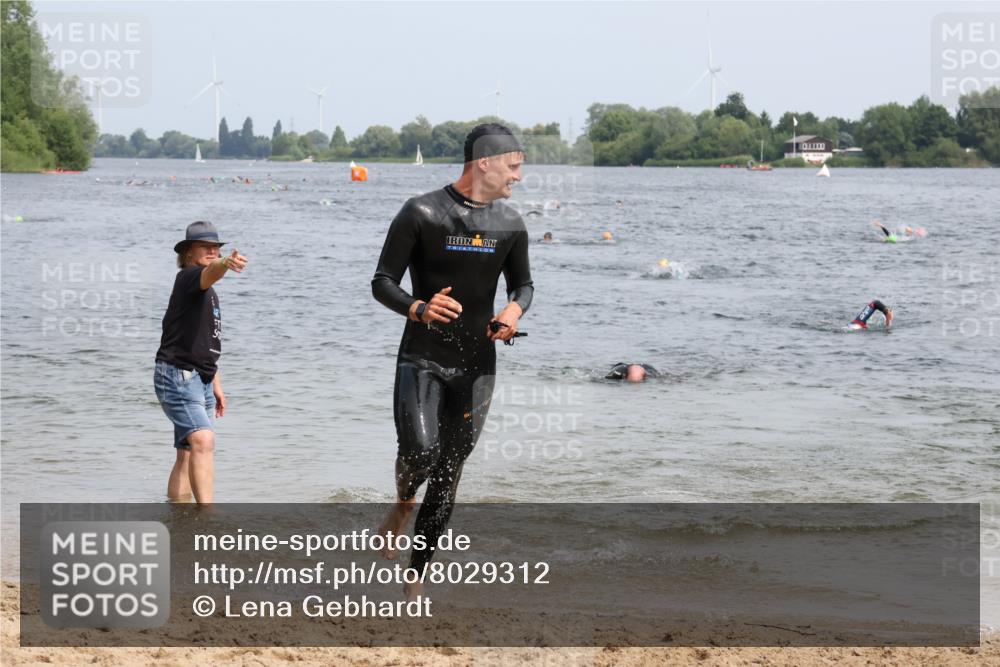 15.06.2025 - 27. Vierlanden-Triathlon Lena Gebhardt http://msf.ph/oto/8029312 15.06.2025 11:05:07 Schwimmen 673, 739, 778, 801, 803 meine-sportfotos.de