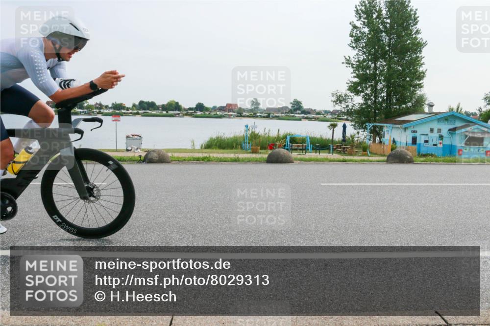 15.06.2025 - 27. Vierlanden-Triathlon H.Heesch http://msf.ph/oto/8029313 15.06.2025 10:30:23 Radfahren 38, 185, 239, 248, 515, 602 meine-sportfotos.de