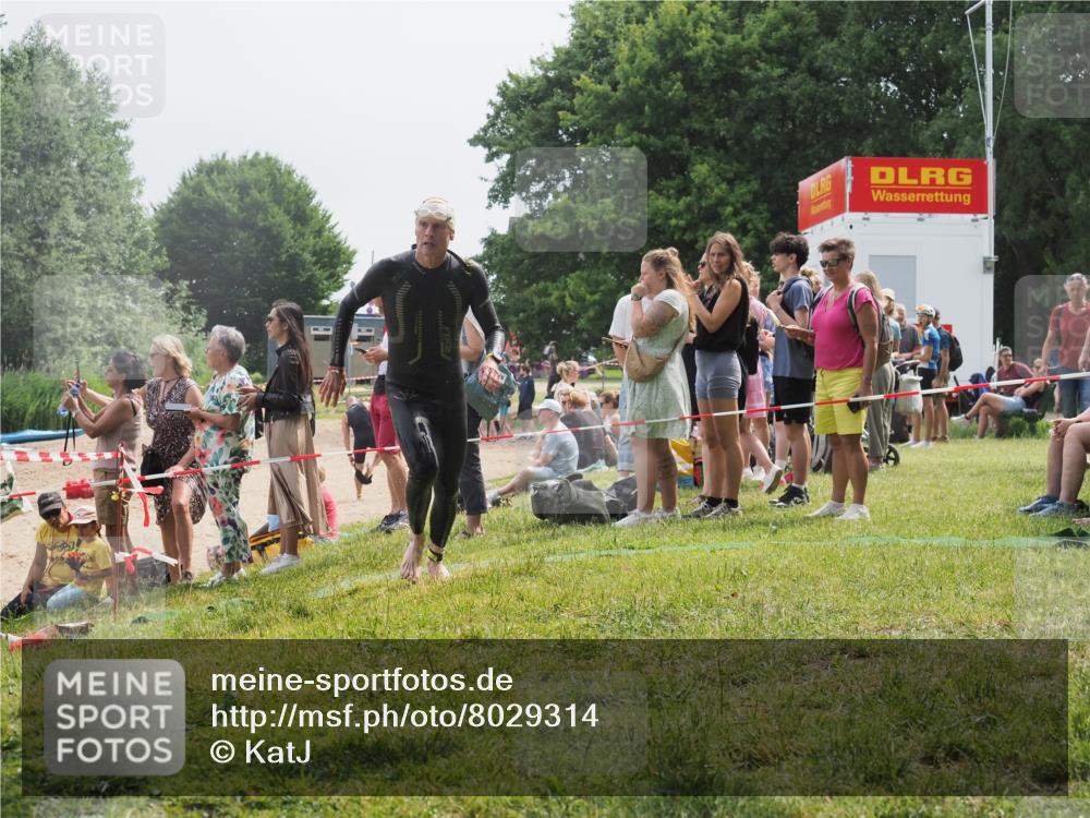 15.06.2025 - 27. Vierlanden-Triathlon KatJ http://msf.ph/oto/8029314 15.06.2025 11:05:02 Schwimmen 803 meine-sportfotos.de