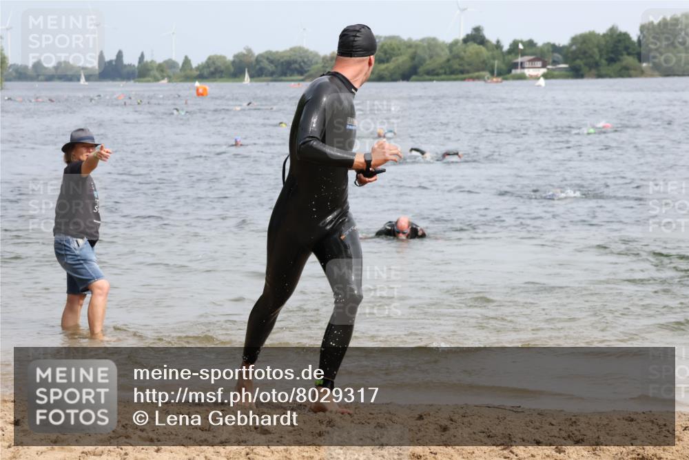 15.06.2025 - 27. Vierlanden-Triathlon Lena Gebhardt http://msf.ph/oto/8029317 15.06.2025 11:05:08 Schwimmen 673, 739, 778, 801, 803 meine-sportfotos.de