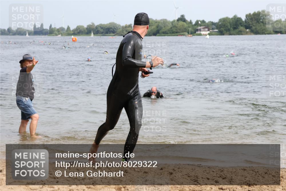 15.06.2025 - 27. Vierlanden-Triathlon Lena Gebhardt http://msf.ph/oto/8029322 15.06.2025 11:05:08 Schwimmen 673, 739, 778, 801, 803 meine-sportfotos.de