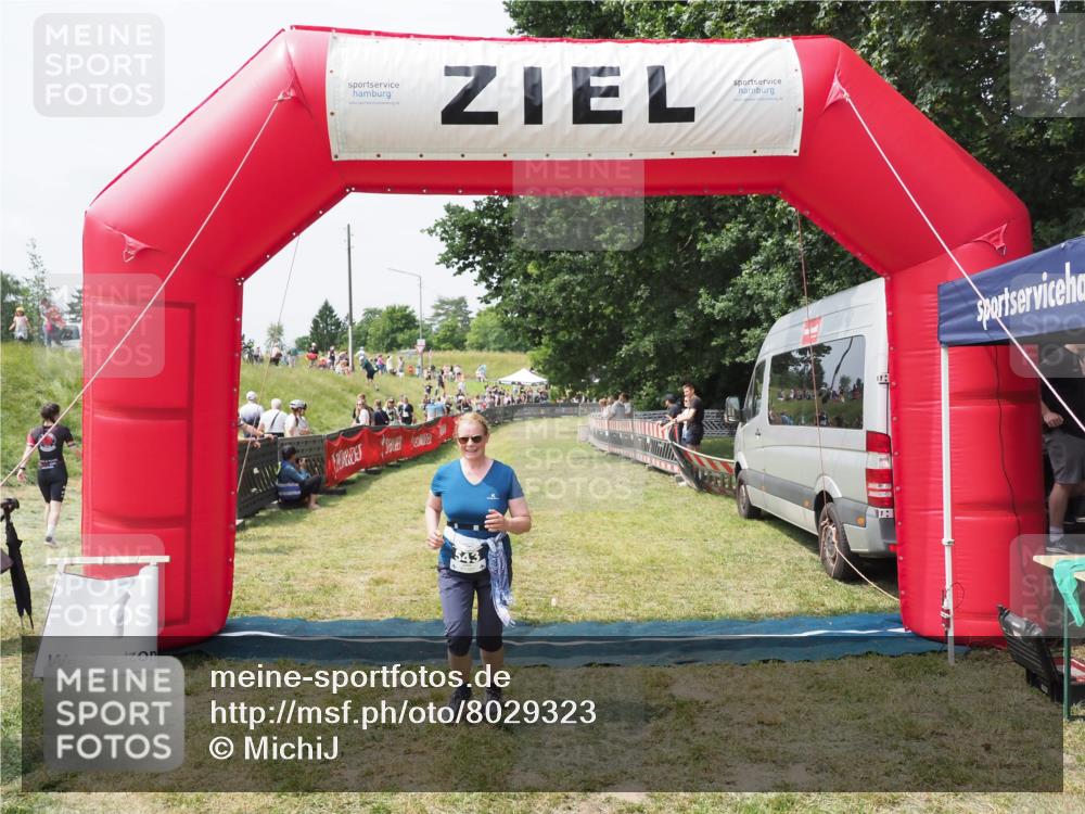 21.06.2025 - 27. Vierlanden-Triathlon MichiJ http://msf.ph/oto/8029323 15.06.2026 12:20:27 Ziel 10, 543 meine-sportfotos.de
