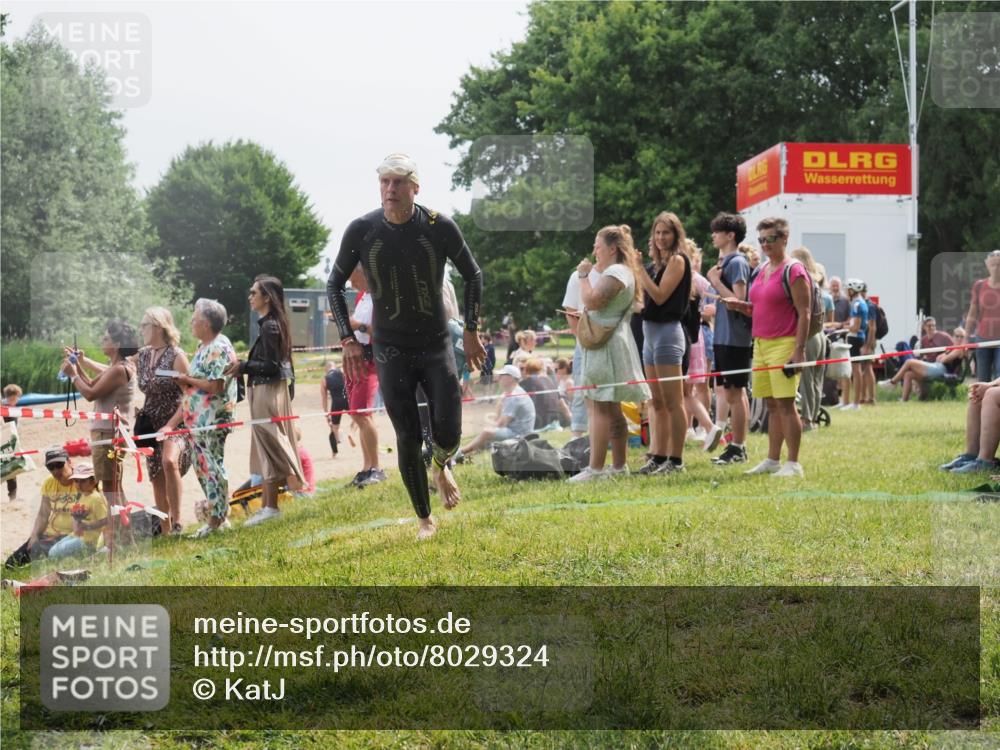 15.06.2025 - 27. Vierlanden-Triathlon KatJ http://msf.ph/oto/8029324 15.06.2025 11:05:02 Schwimmen 803 meine-sportfotos.de
