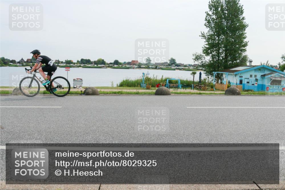 15.06.2025 - 27. Vierlanden-Triathlon H.Heesch http://msf.ph/oto/8029325 15.06.2025 10:30:25 Radfahren 239, 248, 515, 563 meine-sportfotos.de