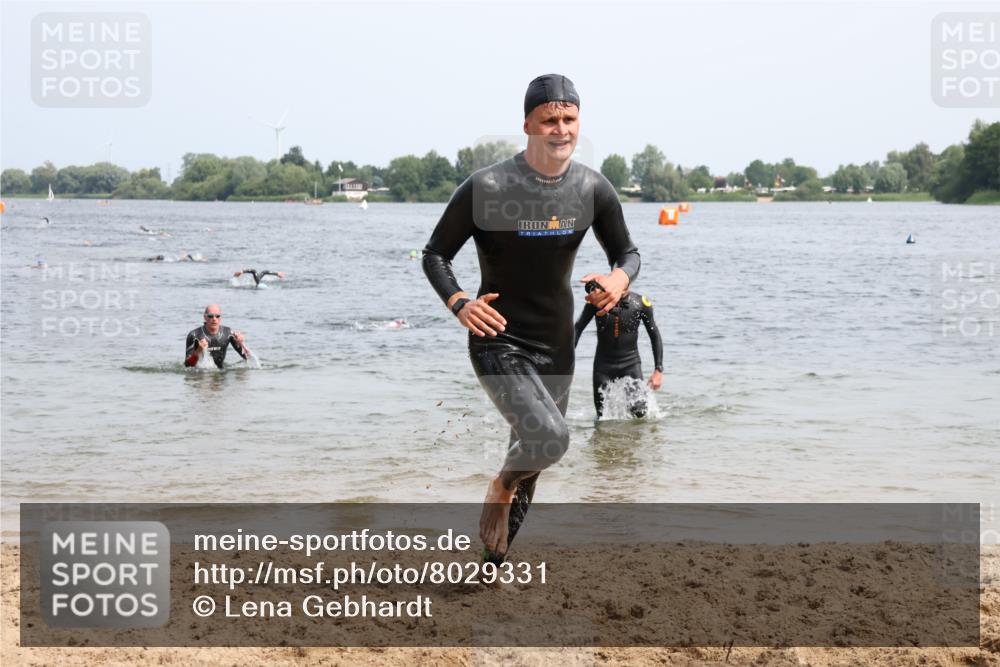 15.06.2025 - 27. Vierlanden-Triathlon Lena Gebhardt http://msf.ph/oto/8029331 15.06.2025 11:05:09 Schwimmen 673, 739, 778, 801 meine-sportfotos.de