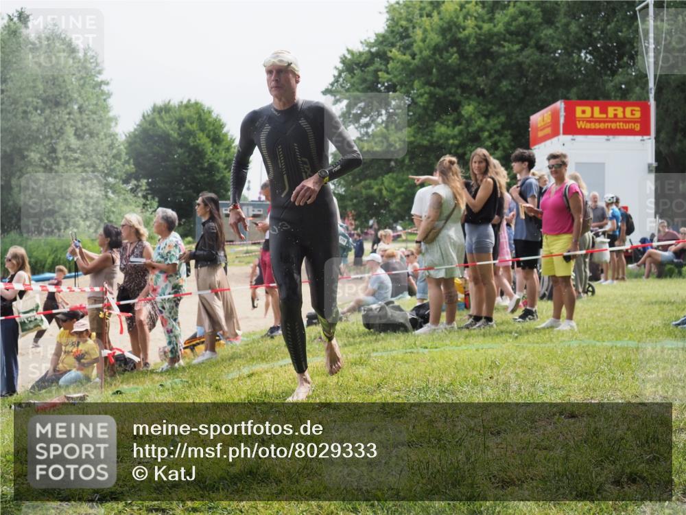 15.06.2025 - 27. Vierlanden-Triathlon KatJ http://msf.ph/oto/8029333 15.06.2025 11:05:03 Schwimmen 803 meine-sportfotos.de