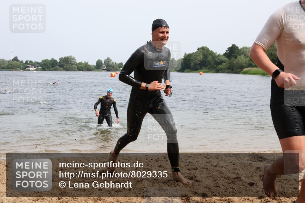 15.06.2025 - 27. Vierlanden-Triathlon Lena Gebhardt http://msf.ph/oto/8029335 15.06.2025 11:05:09 Schwimmen 673, 739, 778, 801 meine-sportfotos.de