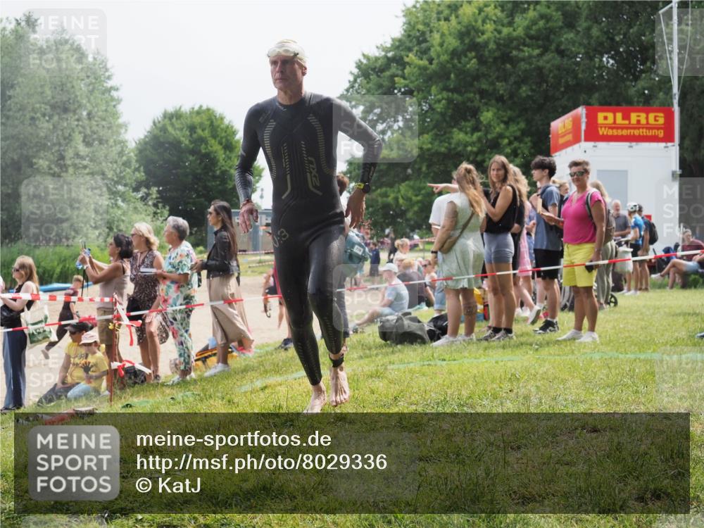 15.06.2025 - 27. Vierlanden-Triathlon KatJ http://msf.ph/oto/8029336 15.06.2025 11:05:03 Schwimmen 803 meine-sportfotos.de