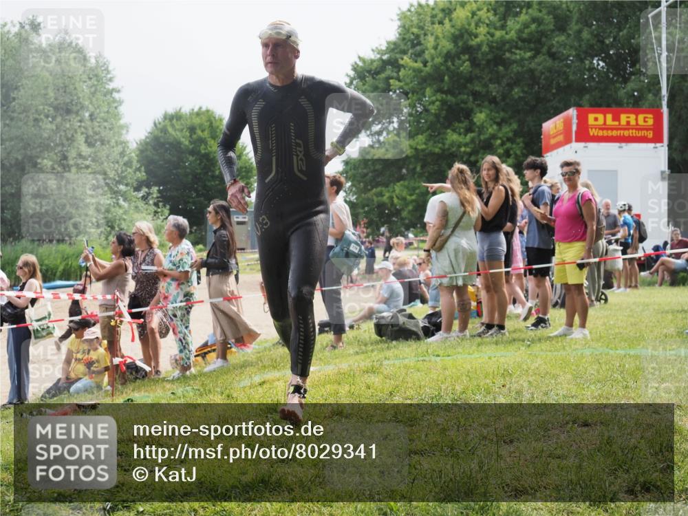 15.06.2025 - 27. Vierlanden-Triathlon KatJ http://msf.ph/oto/8029341 15.06.2025 11:05:03 Schwimmen 803 meine-sportfotos.de