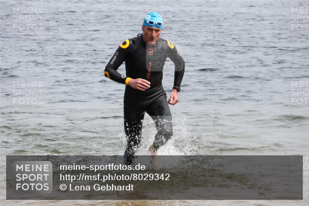 15.06.2025 - 27. Vierlanden-Triathlon Lena Gebhardt http://msf.ph/oto/8029342 15.06.2025 11:05:10 Schwimmen 673, 739, 778, 801 meine-sportfotos.de