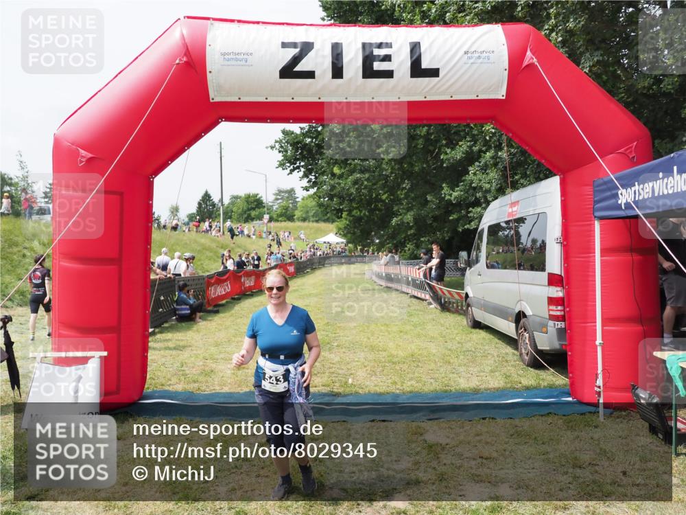 21.06.2025 - 27. Vierlanden-Triathlon MichiJ http://msf.ph/oto/8029345 15.06.2026 12:20:28 Ziel 543 meine-sportfotos.de