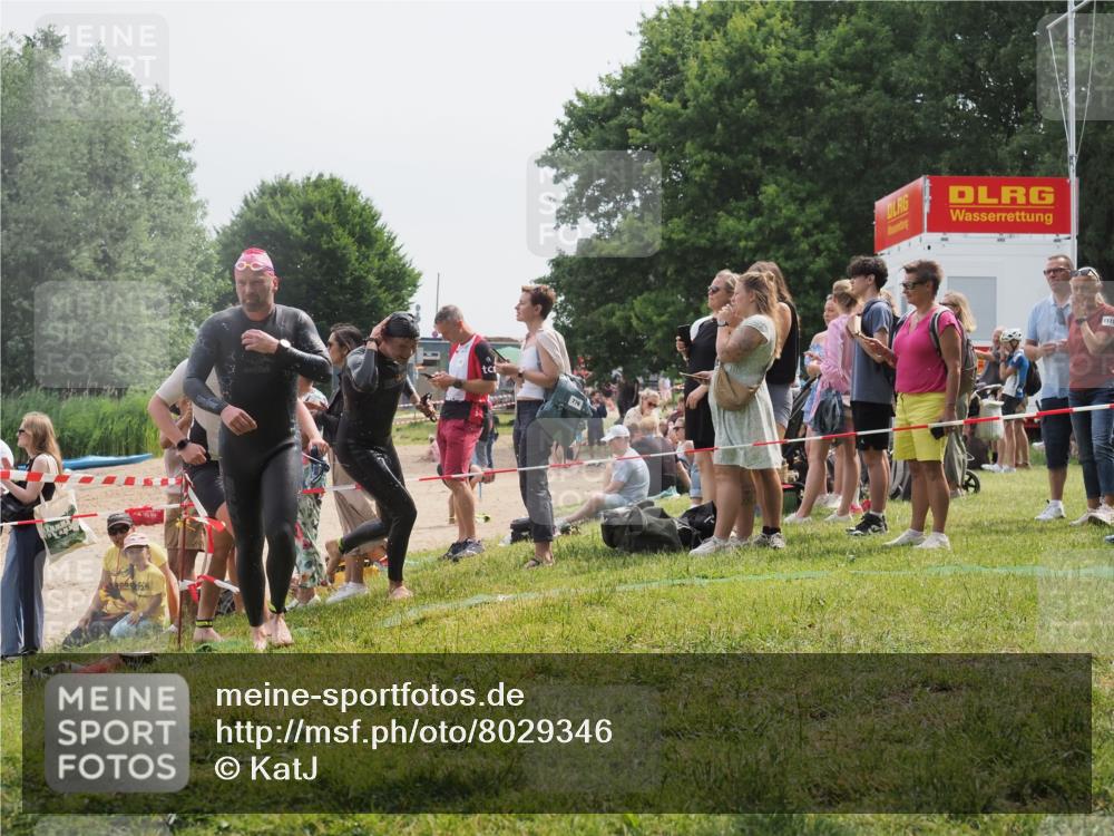 15.06.2025 - 27. Vierlanden-Triathlon KatJ http://msf.ph/oto/8029346 15.06.2025 11:05:12 Schwimmen 673, 739, 778, 801 meine-sportfotos.de