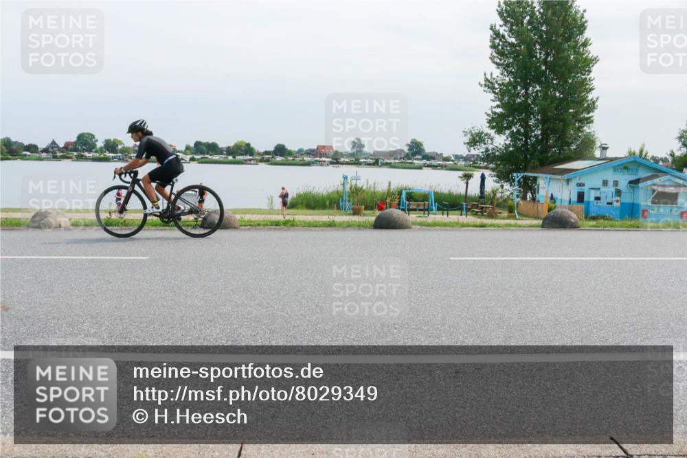 21.06.2025 - 27. Vierlanden-Triathlon H.Heesch http://msf.ph/oto/8029349 15.06.2025 11:27:16 Radfahren 825, 885, 939 meine-sportfotos.de