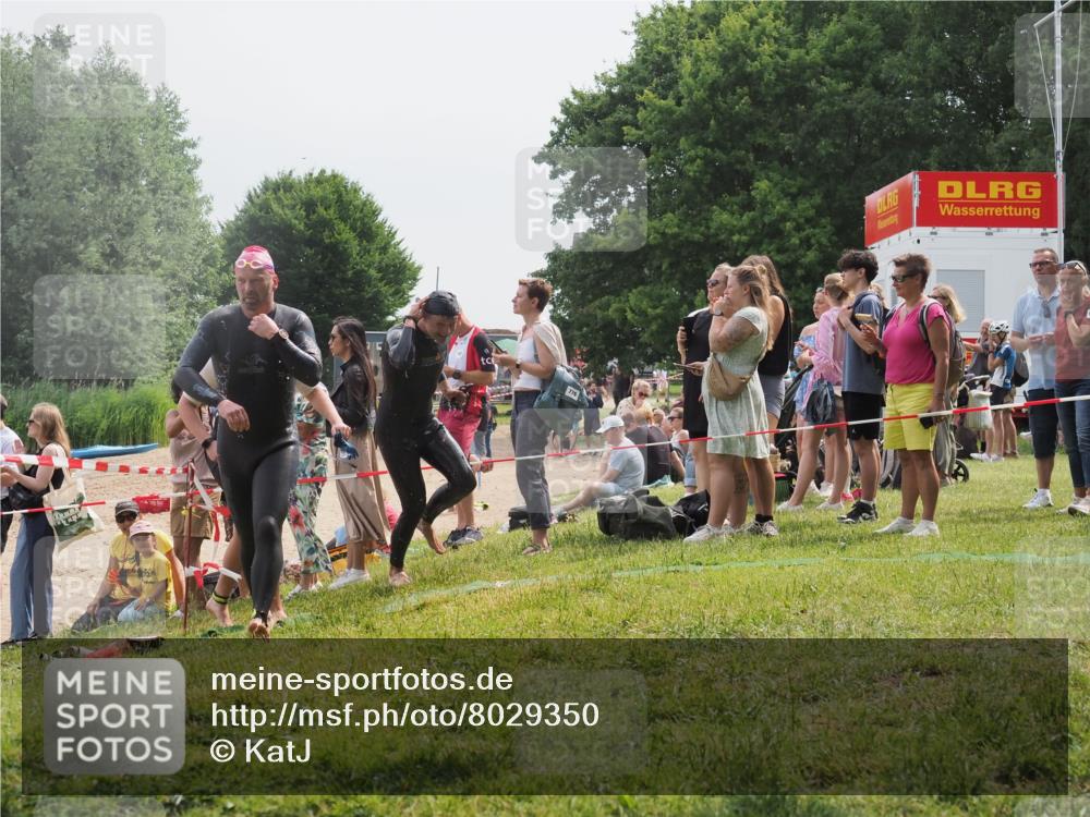 15.06.2025 - 27. Vierlanden-Triathlon KatJ http://msf.ph/oto/8029350 15.06.2025 11:05:12 Schwimmen 673, 739, 778, 801 meine-sportfotos.de