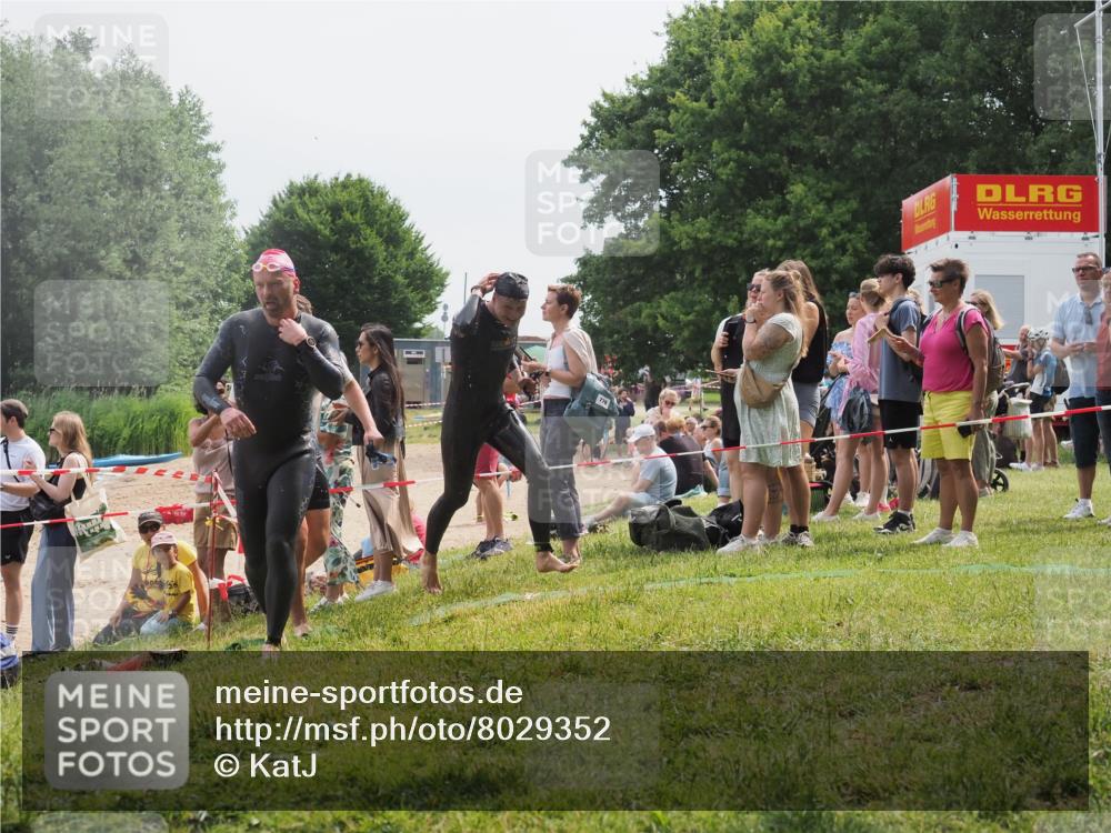 15.06.2025 - 27. Vierlanden-Triathlon KatJ http://msf.ph/oto/8029352 15.06.2025 11:05:12 Schwimmen 673, 739, 778, 801 meine-sportfotos.de