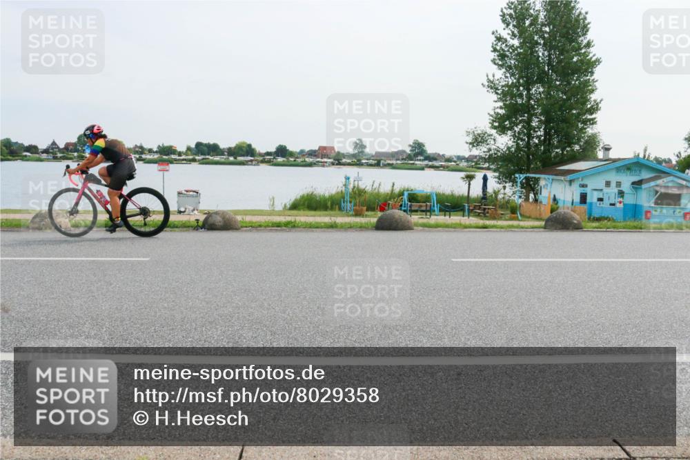 15.06.2025 - 27. Vierlanden-Triathlon H.Heesch http://msf.ph/oto/8029358 15.06.2025 10:30:27 Radfahren 239, 248, 515, 563 meine-sportfotos.de