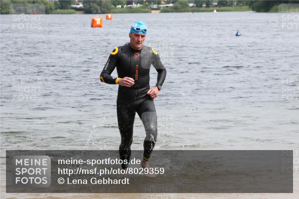 15.06.2025 - 27. Vierlanden-Triathlon Lena Gebhardt http://msf.ph/oto/8029359 15.06.2025 11:05:11 Schwimmen 673, 739, 778, 801 meine-sportfotos.de