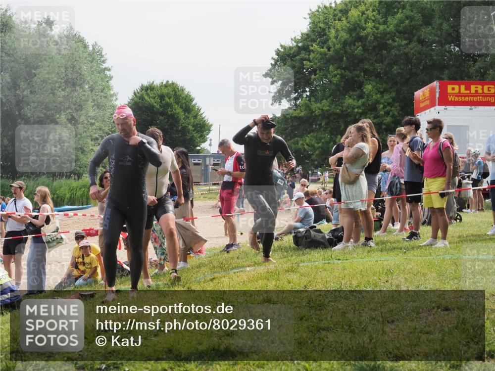 15.06.2025 - 27. Vierlanden-Triathlon KatJ http://msf.ph/oto/8029361 15.06.2025 11:05:12 Schwimmen 673, 739, 778, 801 meine-sportfotos.de