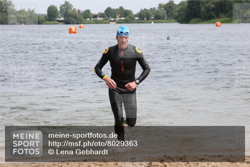 15.06.2025 - 27. Vierlanden-Triathlon Lena Gebhardt http://msf.ph/oto/8029363 15.06.2025 11:05:12 Schwimmen 673, 739, 778, 801 meine-sportfotos.de
