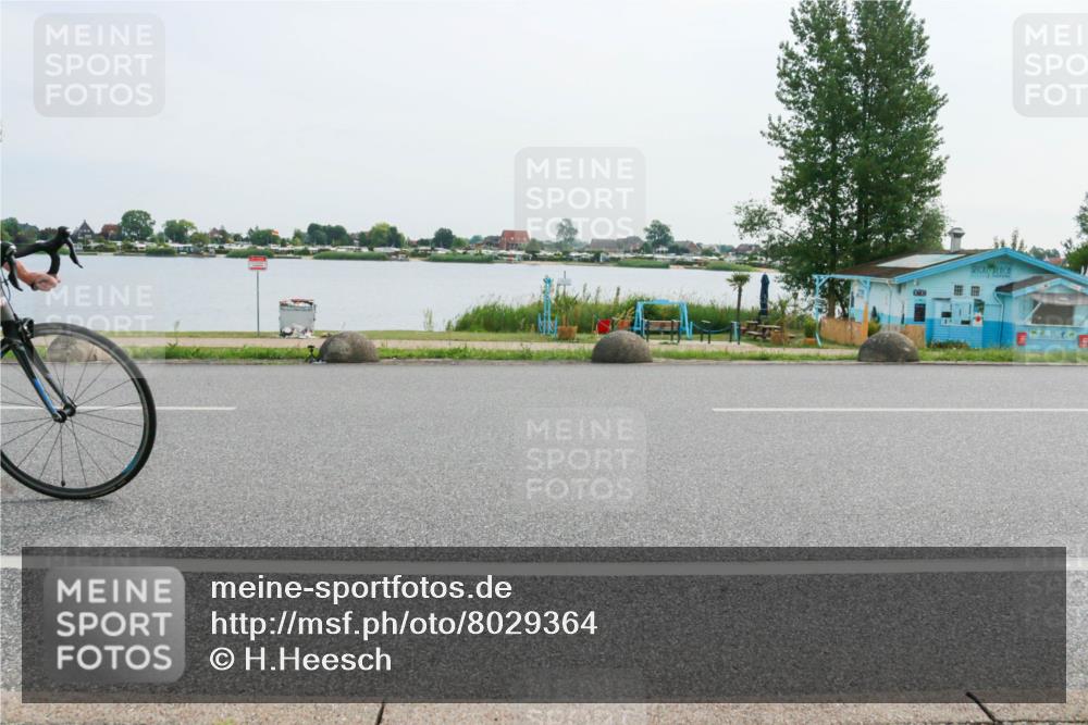 15.06.2025 - 27. Vierlanden-Triathlon H.Heesch http://msf.ph/oto/8029364 15.06.2025 10:30:27 Radfahren 239, 248, 515, 563 meine-sportfotos.de