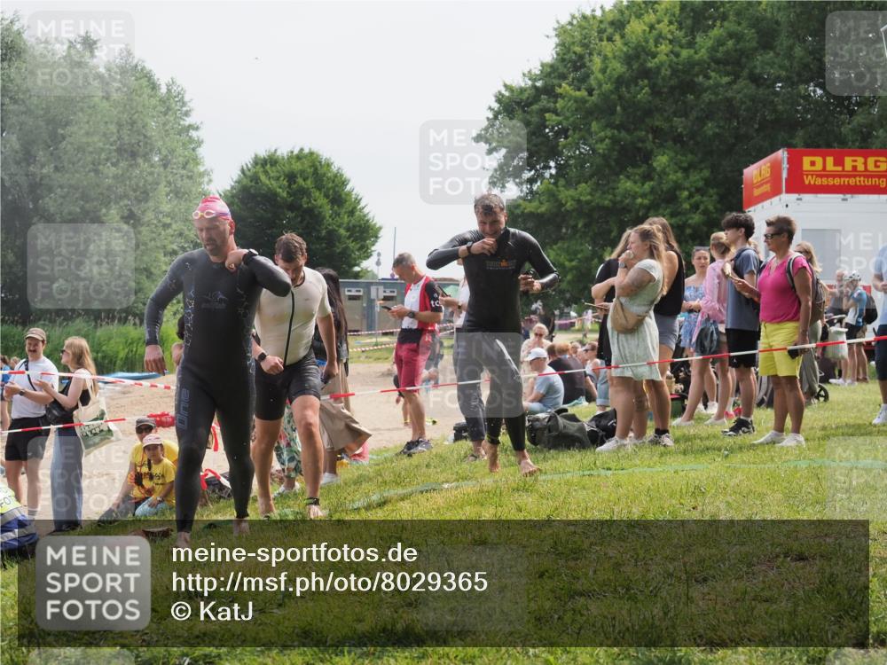 15.06.2025 - 27. Vierlanden-Triathlon KatJ http://msf.ph/oto/8029365 15.06.2025 11:05:12 Schwimmen 673, 739, 778, 801 meine-sportfotos.de