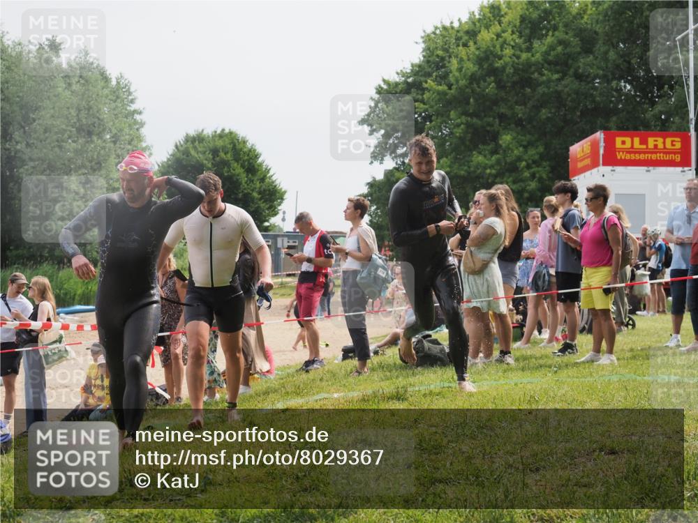 15.06.2025 - 27. Vierlanden-Triathlon KatJ http://msf.ph/oto/8029367 15.06.2025 11:05:13 Schwimmen 673, 739, 778, 801 meine-sportfotos.de