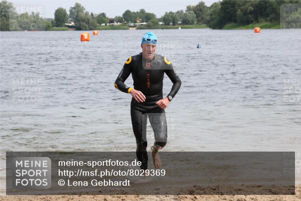 15.06.2025 - 27. Vierlanden-Triathlon Lena Gebhardt http://msf.ph/oto/8029369 15.06.2025 11:05:12 Schwimmen 673, 739, 778, 801 meine-sportfotos.de
