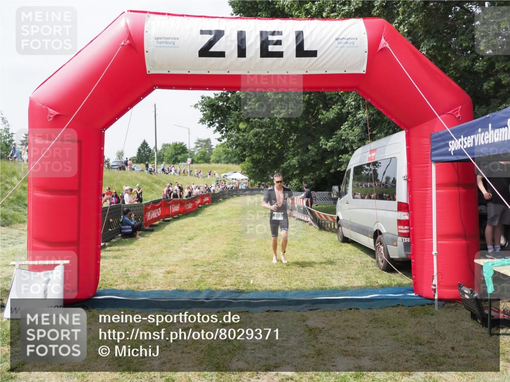 21.06.2025 - 27. Vierlanden-Triathlon MichiJ http://msf.ph/oto/8029371 15.06.2026 12:20:56 Ziel 868 meine-sportfotos.de
