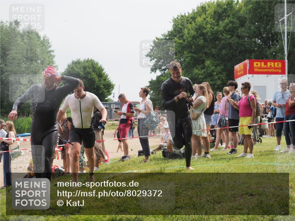 15.06.2025 - 27. Vierlanden-Triathlon KatJ http://msf.ph/oto/8029372 15.06.2025 11:05:13 Schwimmen 673, 739, 778, 801 meine-sportfotos.de