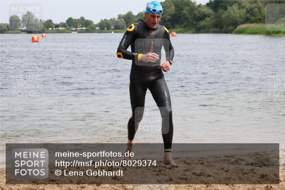 15.06.2025 - 27. Vierlanden-Triathlon Lena Gebhardt http://msf.ph/oto/8029374 15.06.2025 11:05:13 Schwimmen 673, 739, 778, 801, 866 meine-sportfotos.de