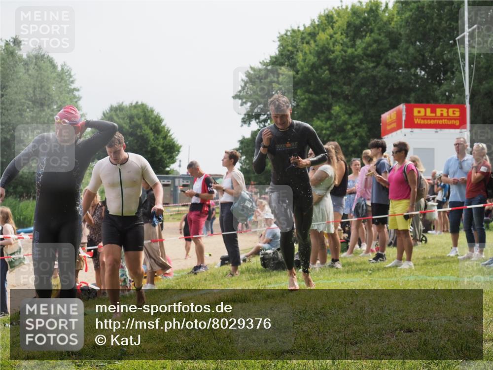 15.06.2025 - 27. Vierlanden-Triathlon KatJ http://msf.ph/oto/8029376 15.06.2025 11:05:13 Schwimmen 673, 739, 778, 801 meine-sportfotos.de