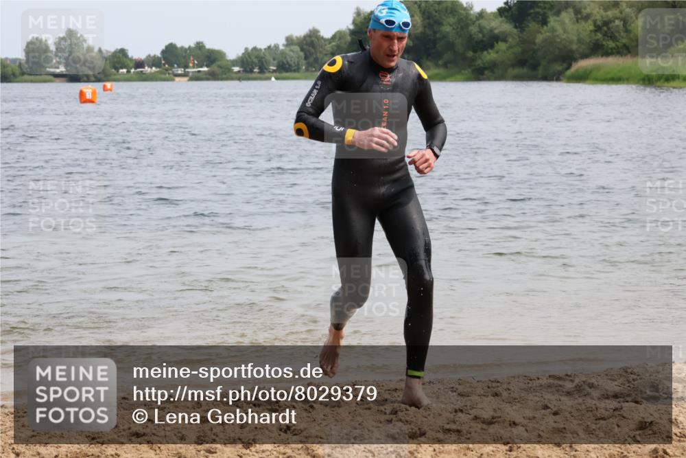 15.06.2025 - 27. Vierlanden-Triathlon Lena Gebhardt http://msf.ph/oto/8029379 15.06.2025 11:05:13 Schwimmen 673, 739, 778, 801, 866 meine-sportfotos.de