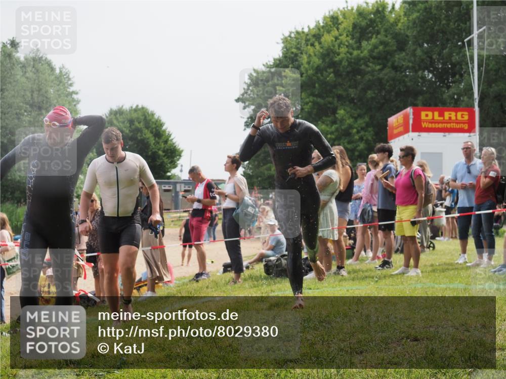 15.06.2025 - 27. Vierlanden-Triathlon KatJ http://msf.ph/oto/8029380 15.06.2025 11:05:13 Schwimmen 673, 739, 778, 801 meine-sportfotos.de