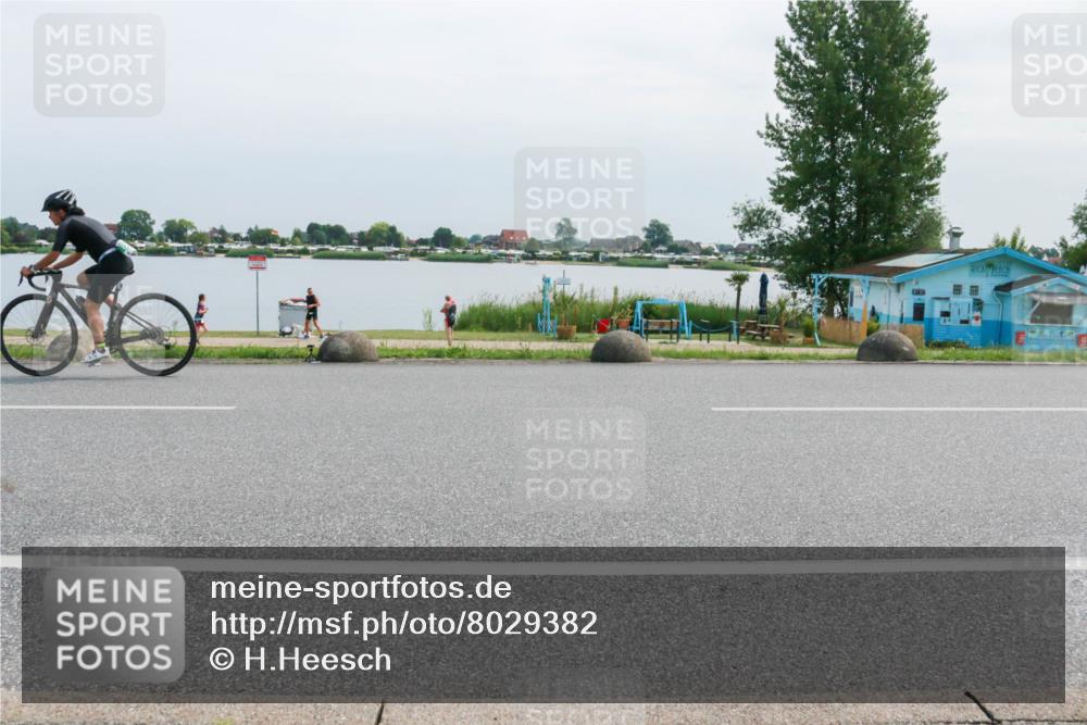 21.06.2025 - 27. Vierlanden-Triathlon H.Heesch http://msf.ph/oto/8029382 15.06.2025 11:27:16 Radfahren 825, 885, 939 meine-sportfotos.de