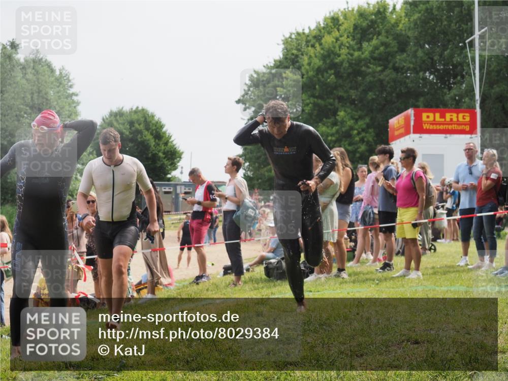 15.06.2025 - 27. Vierlanden-Triathlon KatJ http://msf.ph/oto/8029384 15.06.2025 11:05:13 Schwimmen 673, 739, 778, 801 meine-sportfotos.de