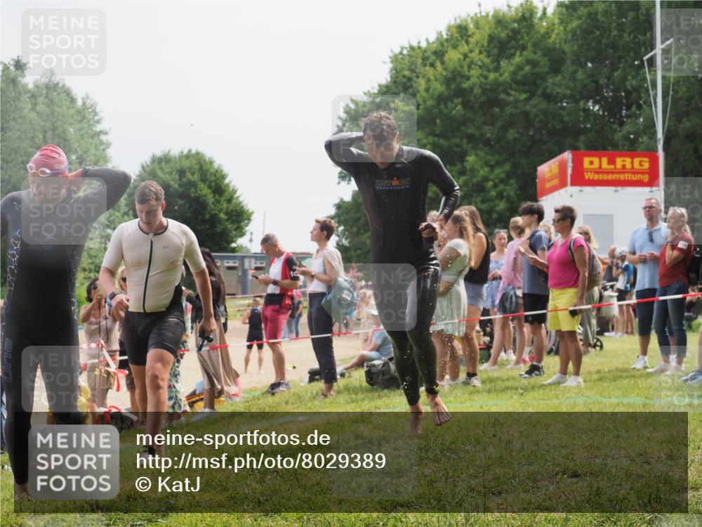 15.06.2025 - 27. Vierlanden-Triathlon KatJ http://msf.ph/oto/8029389 15.06.2025 11:05:13 Schwimmen 673, 739, 778, 801 meine-sportfotos.de